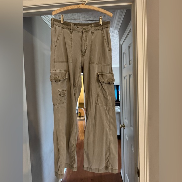 AE Dreamy Drape Stretch Cargo Super High-Waisted Baggy Wide-Leg Pant - Picture 2 of 3